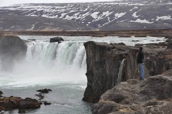 Visitando a monumental Godafoss, cachoeira na região de Akureyri, maior cidade do norte da Islândia